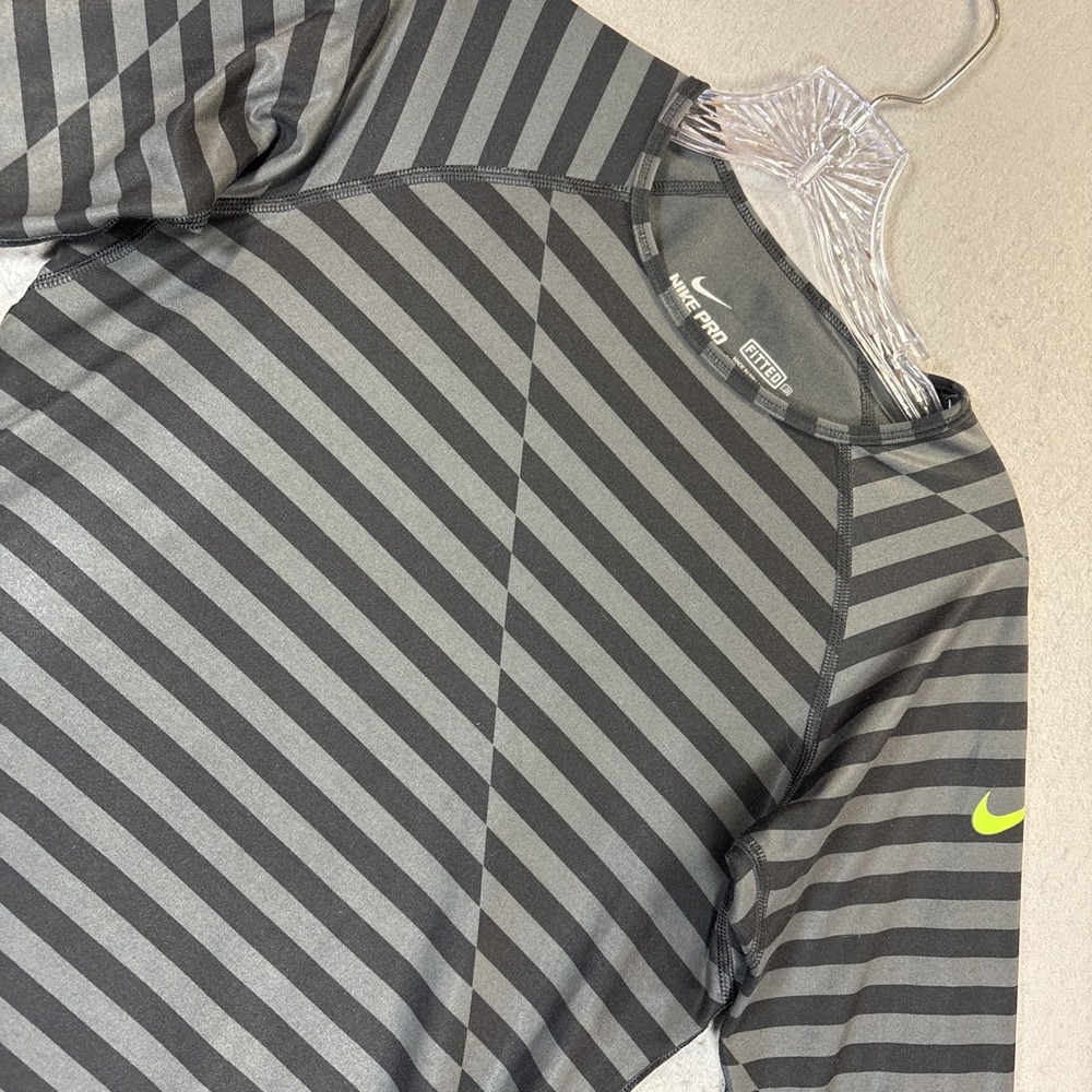 Nike Pro Women's Sz M Fitted Long Sleeve Dri Fit Yoga Thumb Holes ctive Wear